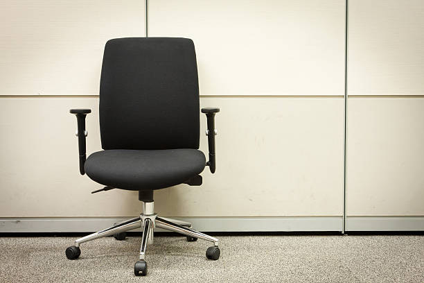 تصویر 2 از صندلی اداری مدرن با پایه فلزی مقاوم و طراحی زیبا